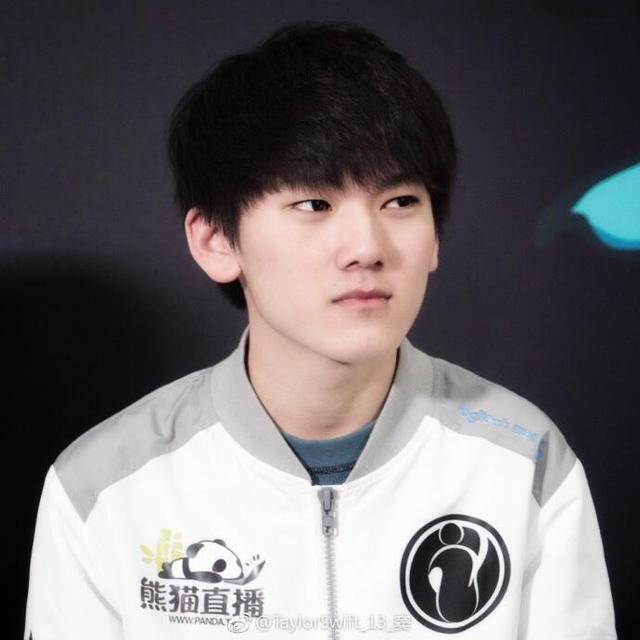 完整的神队伍？OBGG已将 GALA 归类到 Invictus Gaming ，与 TheShy 、 JIEJIE 和 rookie 并列。
